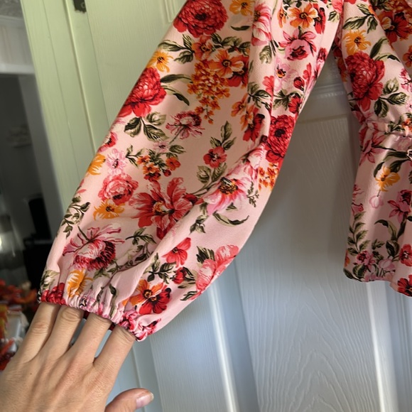 Old Navy beautiful floral blouse - Picture 3 of 5